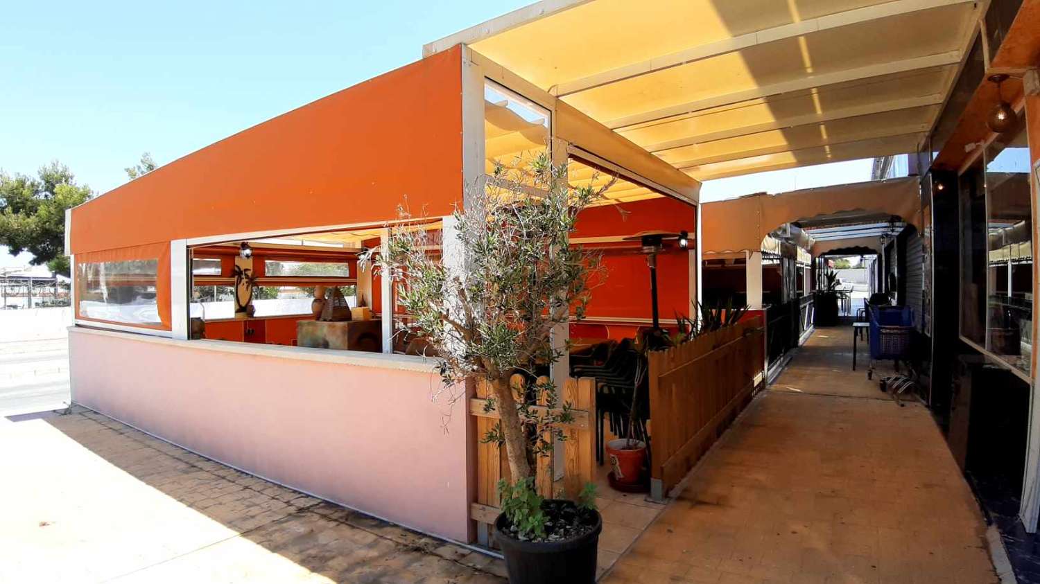 BONNE AFFAIRE Restaurant avec terrasse à Torrevieja (Transfert)..