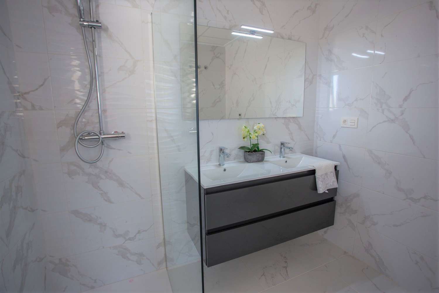 Magnífica villa nueva con piscina privada en Los Montesinos