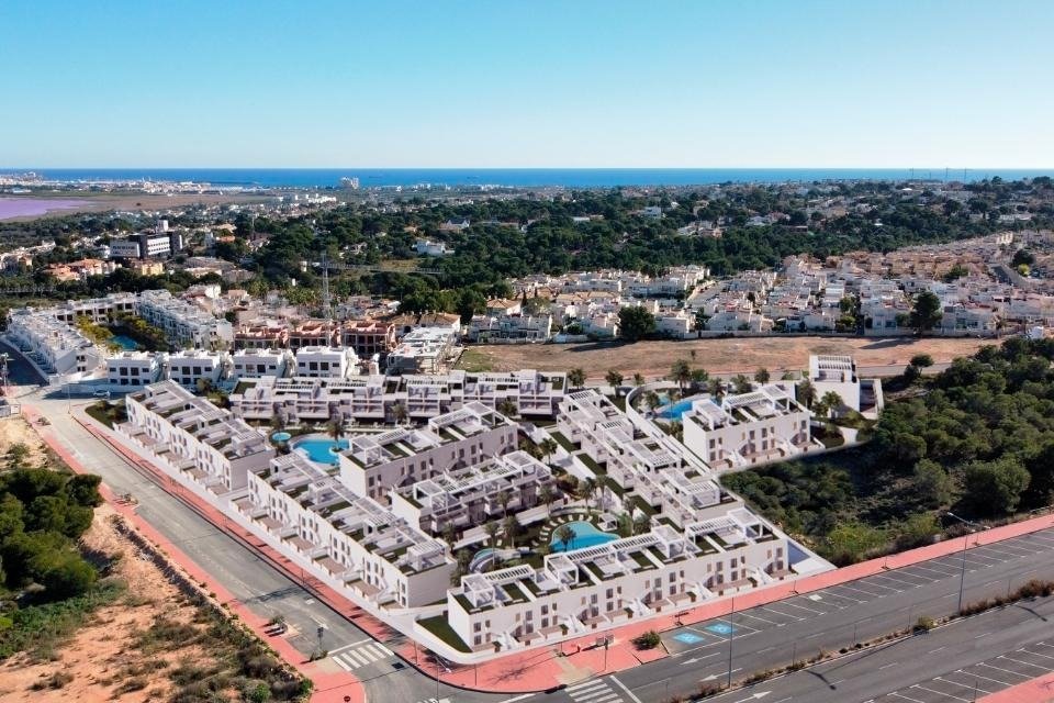 Bungalows de 2 dormitorios a estrenar y piscina en Torrevieja (Los Balcones)