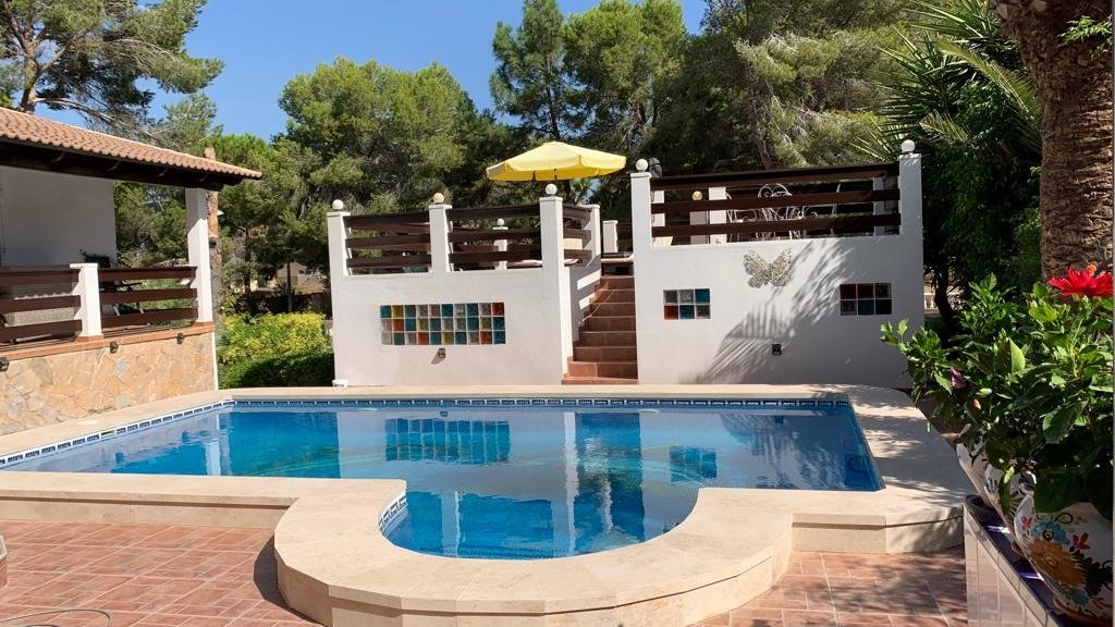 Espléndida villa de 4 dormitorios y piscina privada en Torrevieja Los Balcones