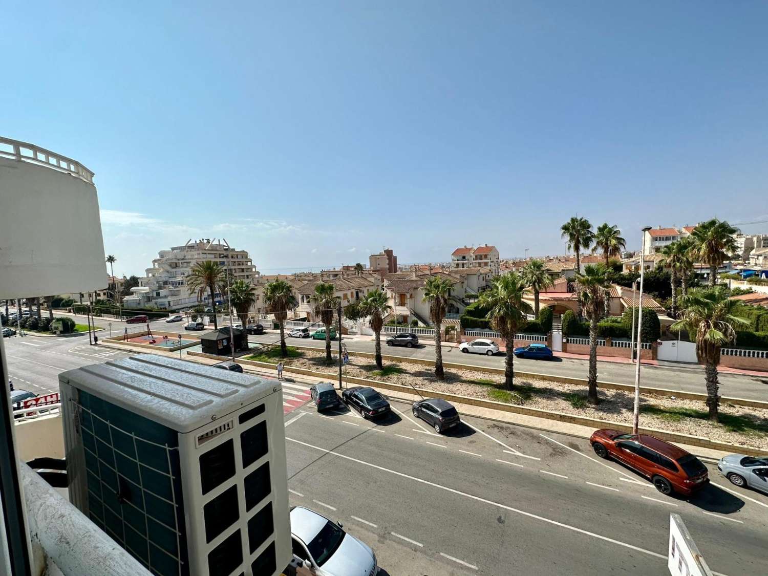 Live the beach dream with our residence with swimming pool just 200 meters away! TORREVIEJA