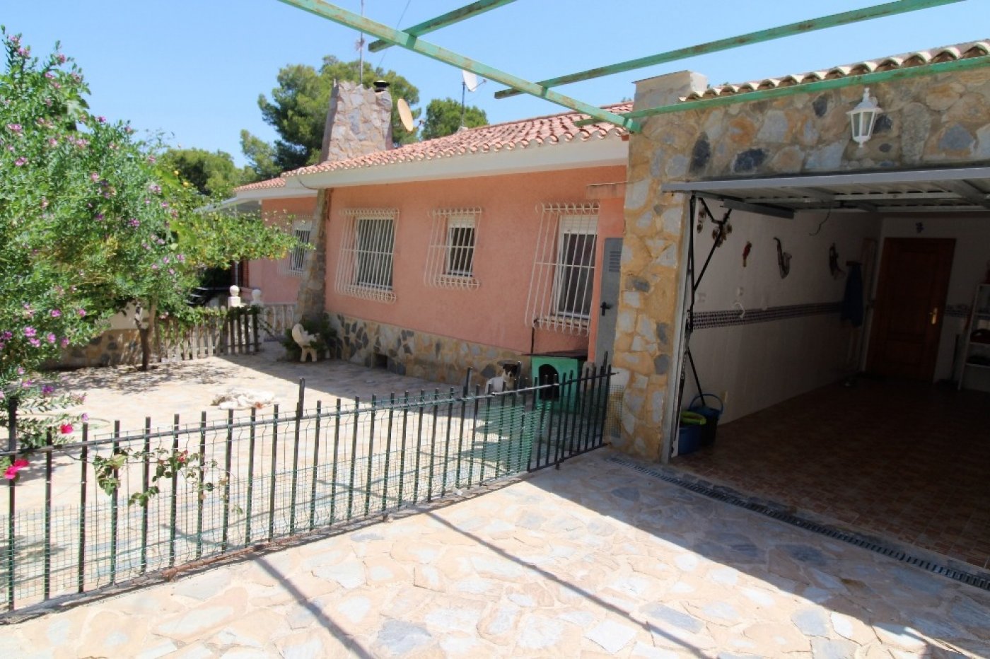 INDEPENDENT VILLA, 5 BEDROOMS, LARGE GARDEN WITH POOL + ACCOMMODATION (independent)