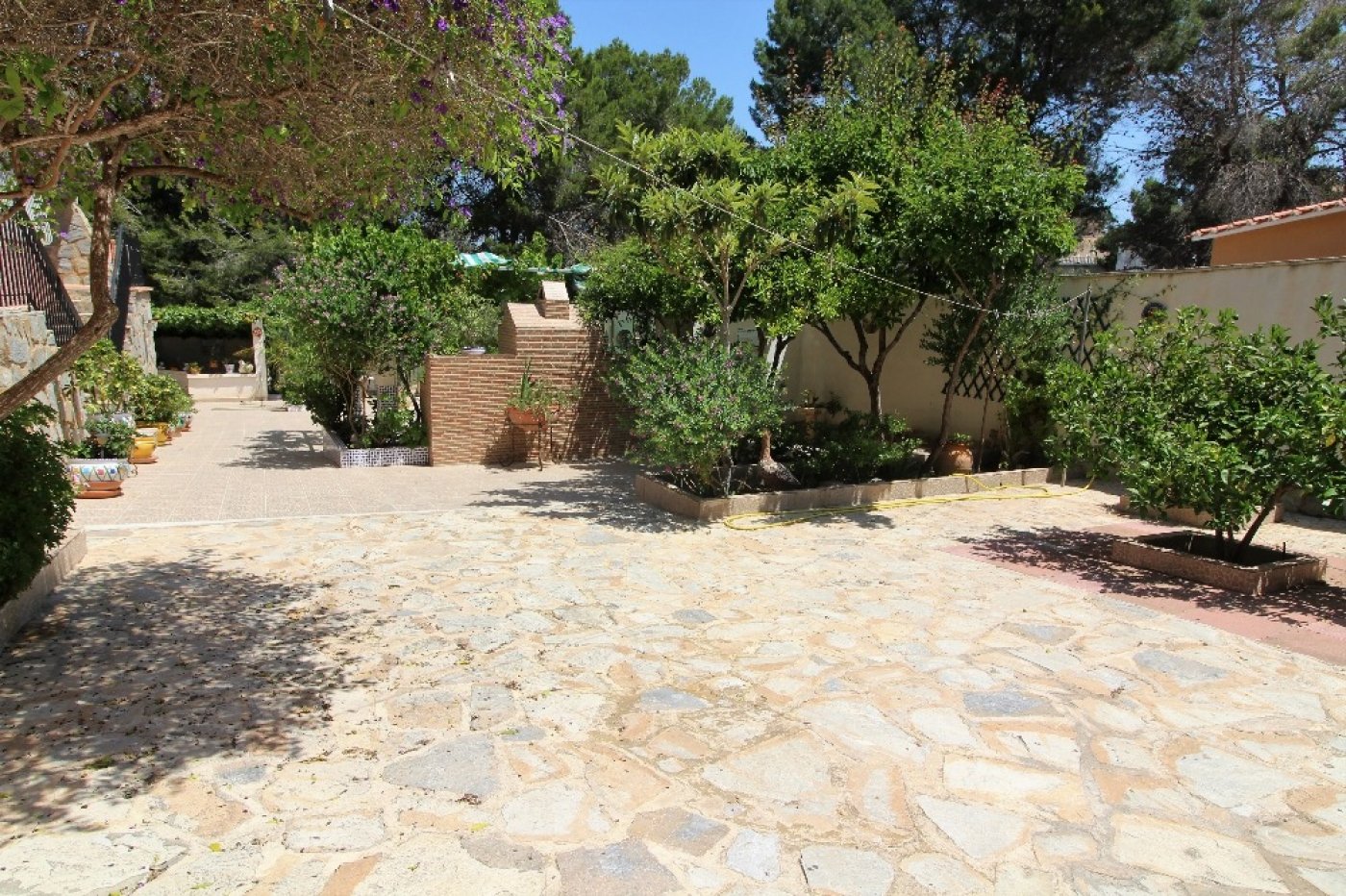 INDEPENDENT VILLA, 5 BEDROOMS, LARGE GARDEN WITH POOL + ACCOMMODATION (independent)