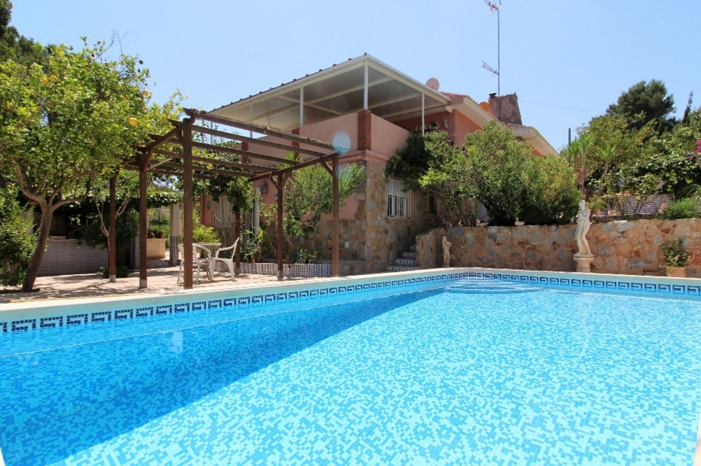 INDEPENDENT VILLA, 5 BEDROOMS, LARGE GARDEN WITH POOL + ACCOMMODATION (independent)