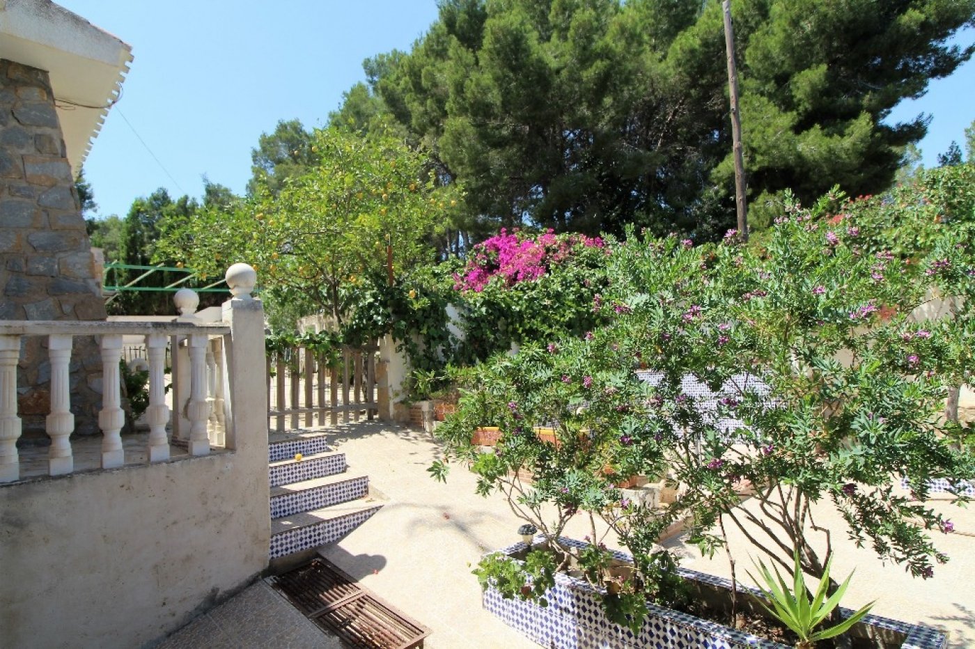 INDEPENDENT VILLA, 5 BEDROOMS, LARGE GARDEN WITH POOL + ACCOMMODATION (independent)