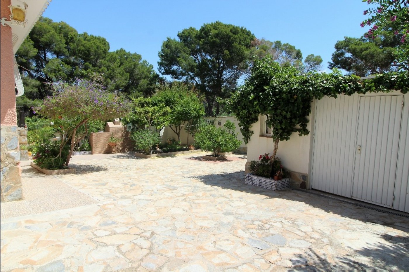 INDEPENDENT VILLA, 5 BEDROOMS, LARGE GARDEN WITH POOL + ACCOMMODATION (independent)