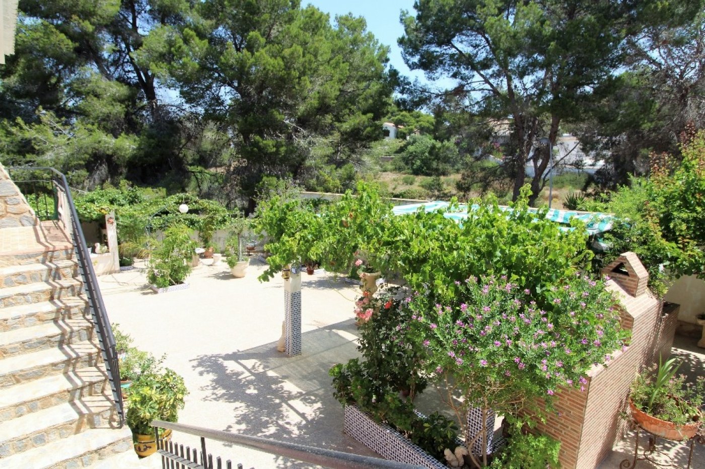 INDEPENDENT VILLA, 5 BEDROOMS, LARGE GARDEN WITH POOL + ACCOMMODATION (independent)