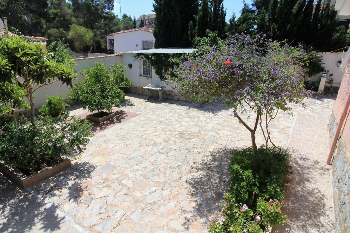 INDEPENDENT VILLA, 5 BEDROOMS, LARGE GARDEN WITH POOL + ACCOMMODATION (independent)