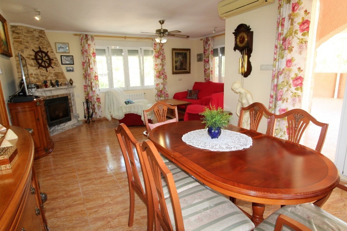 INDEPENDENT VILLA, 5 BEDROOMS, LARGE GARDEN WITH POOL + ACCOMMODATION (independent)