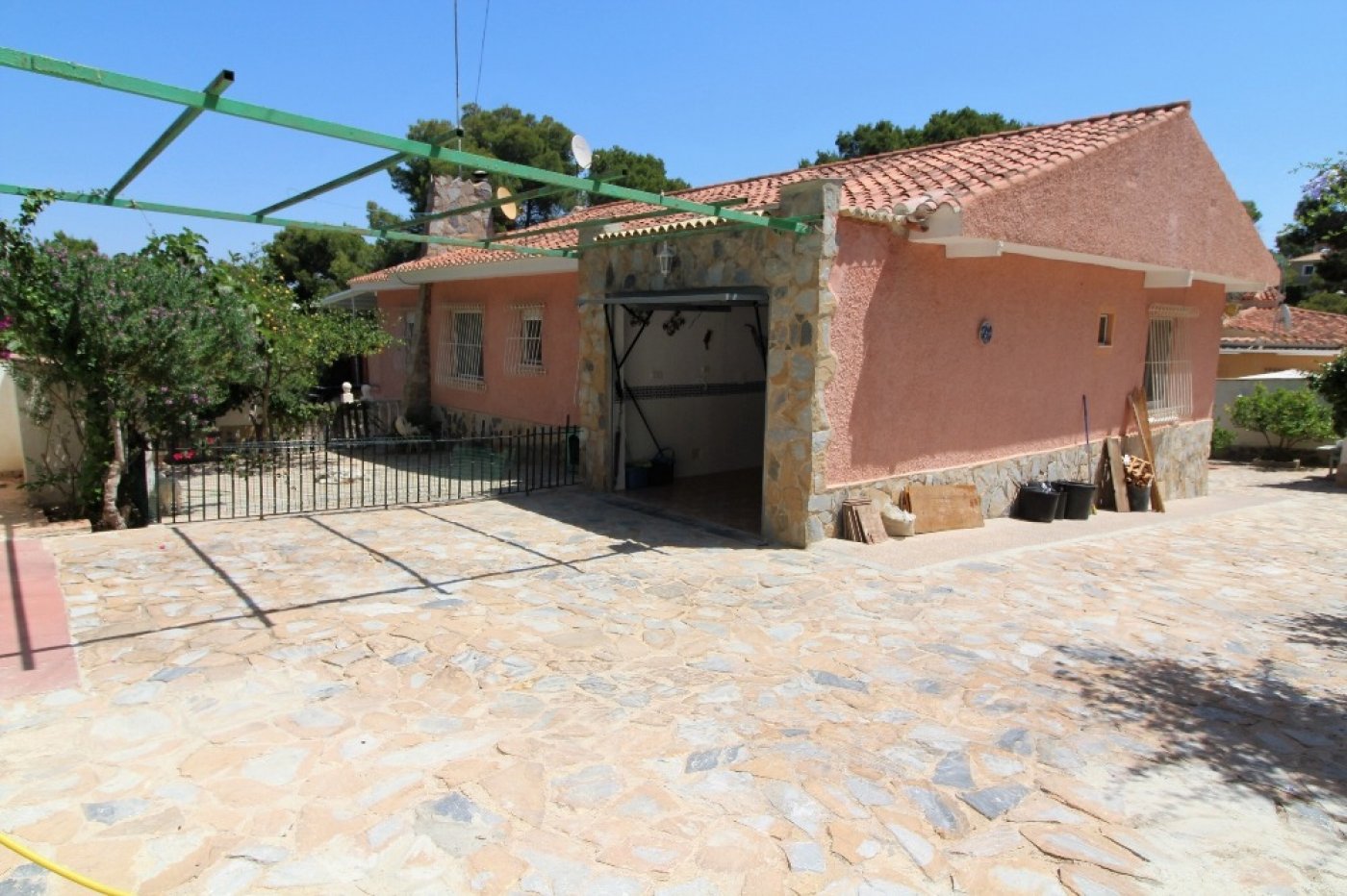 INDEPENDENT VILLA, 5 BEDROOMS, LARGE GARDEN WITH POOL + ACCOMMODATION (independent)