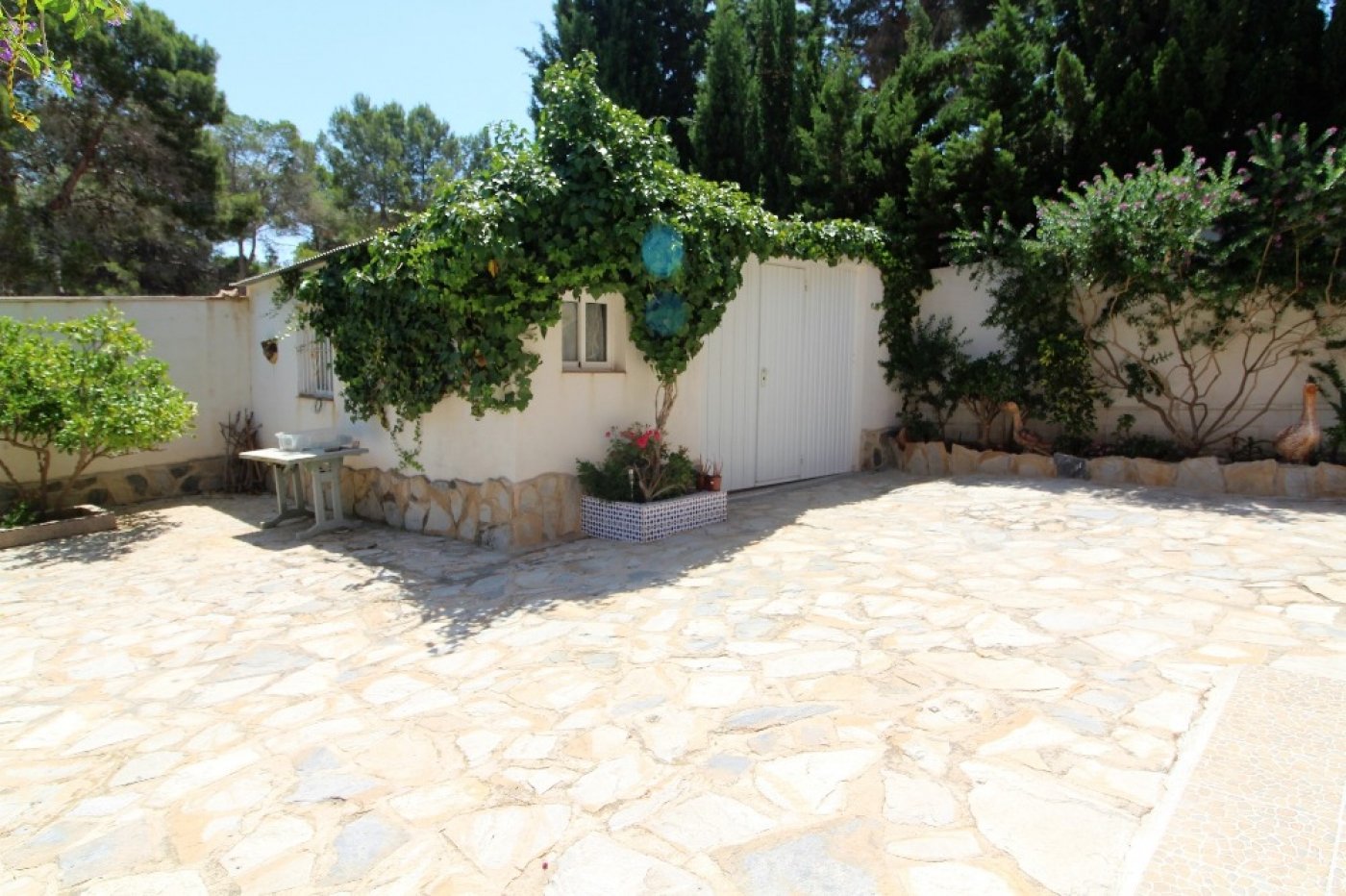 INDEPENDENT VILLA, 5 BEDROOMS, LARGE GARDEN WITH POOL + ACCOMMODATION (independent)