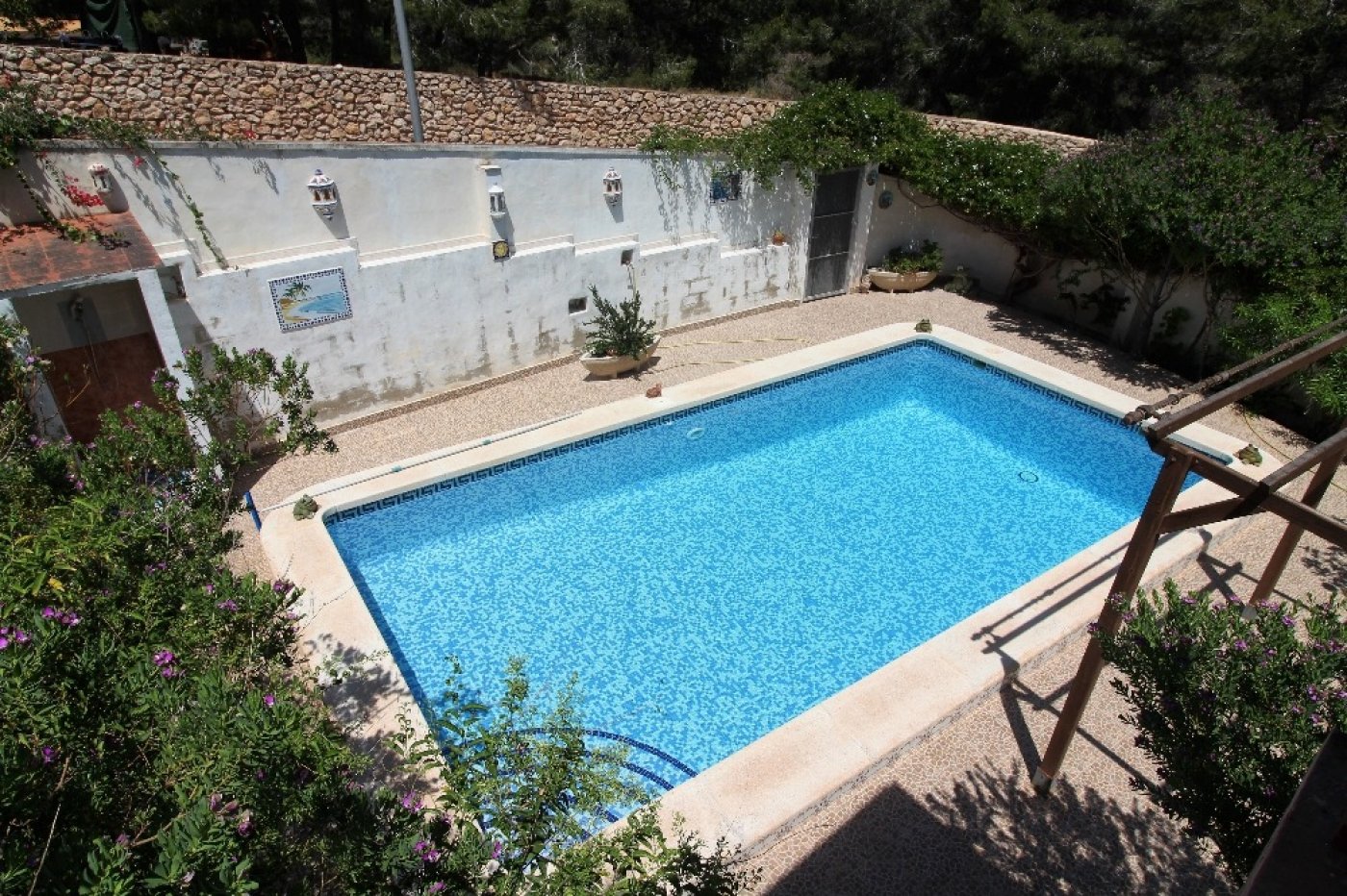 INDEPENDENT VILLA, 5 BEDROOMS, LARGE GARDEN WITH POOL + ACCOMMODATION (independent)