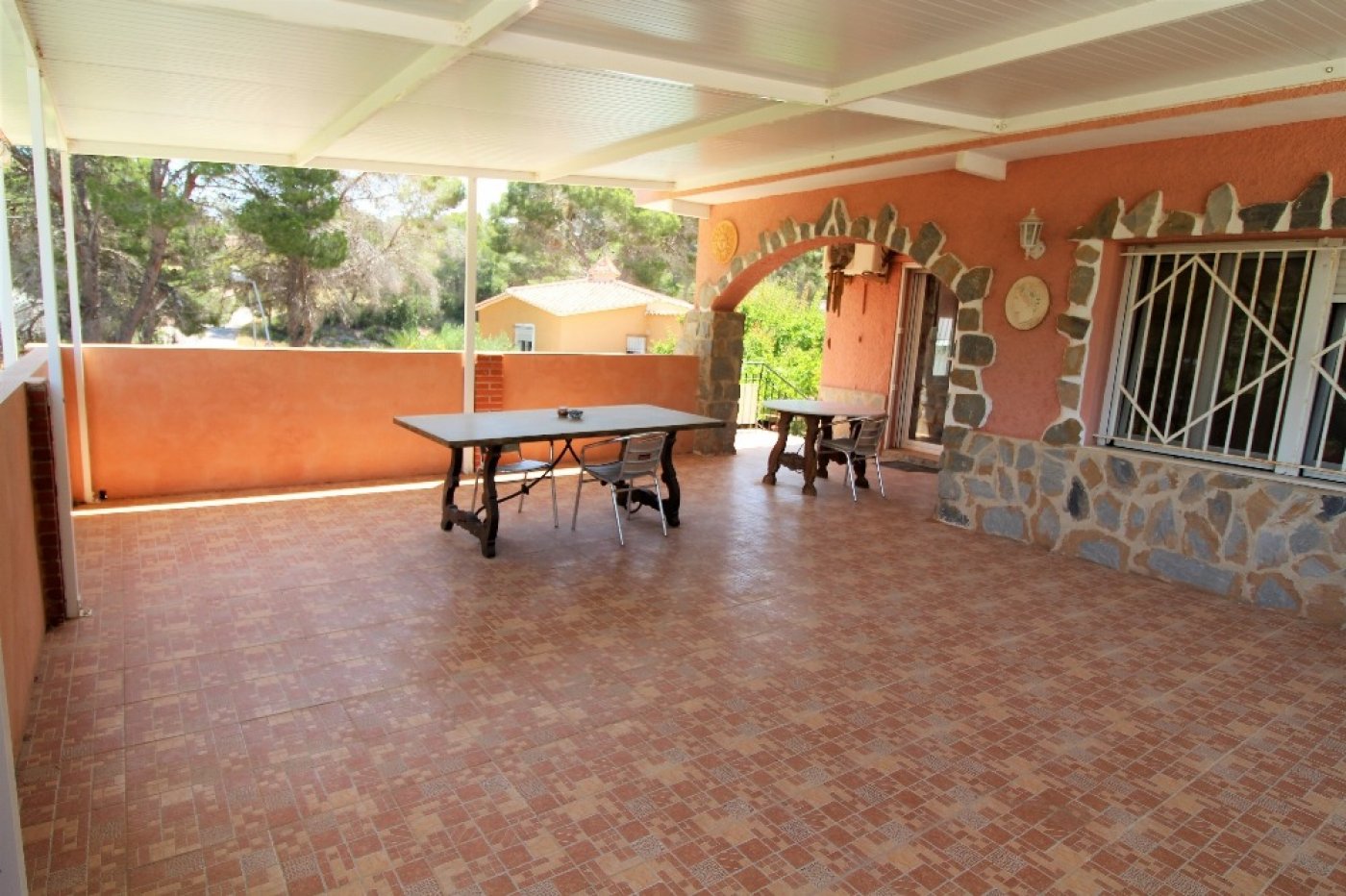 INDEPENDENT VILLA, 5 BEDROOMS, LARGE GARDEN WITH POOL + ACCOMMODATION (independent)