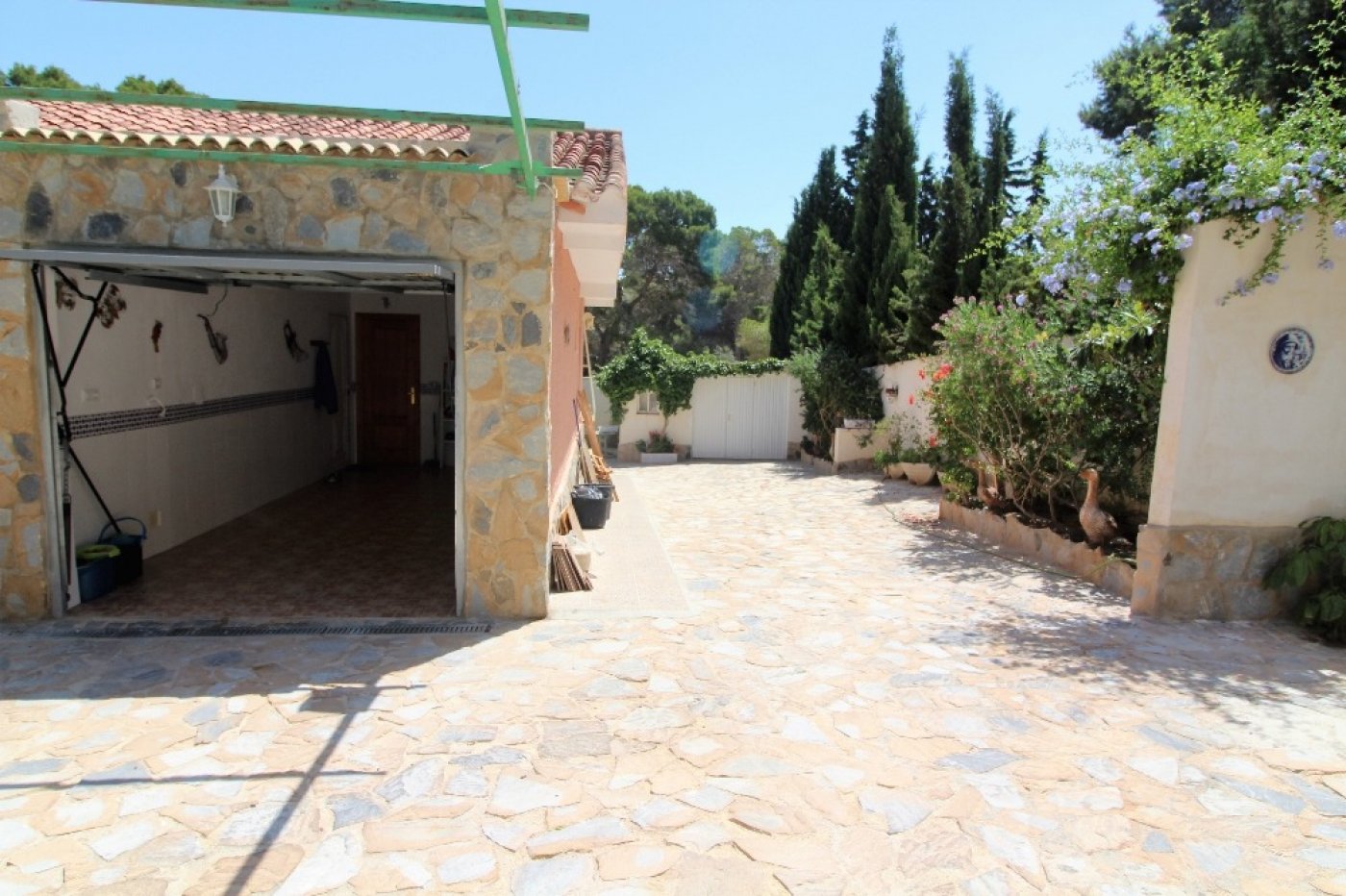 INDEPENDENT VILLA, 5 BEDROOMS, LARGE GARDEN WITH POOL + ACCOMMODATION (independent)