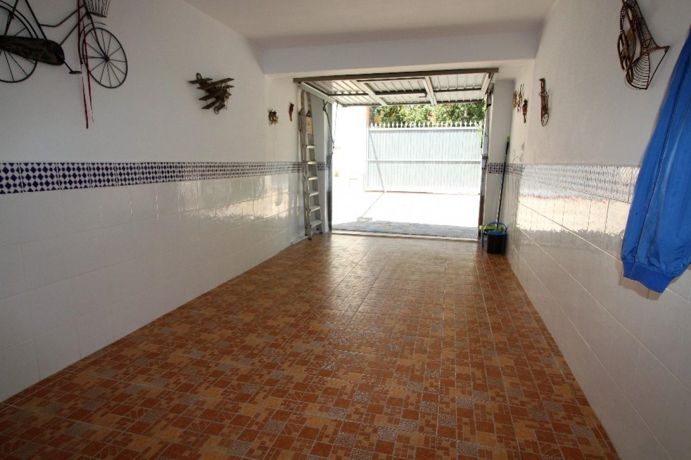 INDEPENDENT VILLA, 5 BEDROOMS, LARGE GARDEN WITH POOL + ACCOMMODATION (independent)