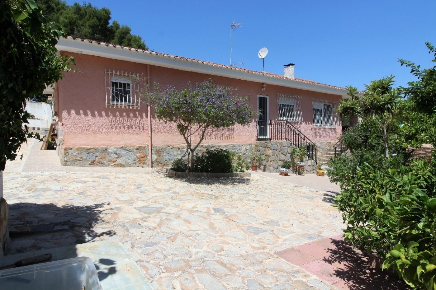 INDEPENDENT VILLA, 5 BEDROOMS, LARGE GARDEN WITH POOL + ACCOMMODATION (independent)