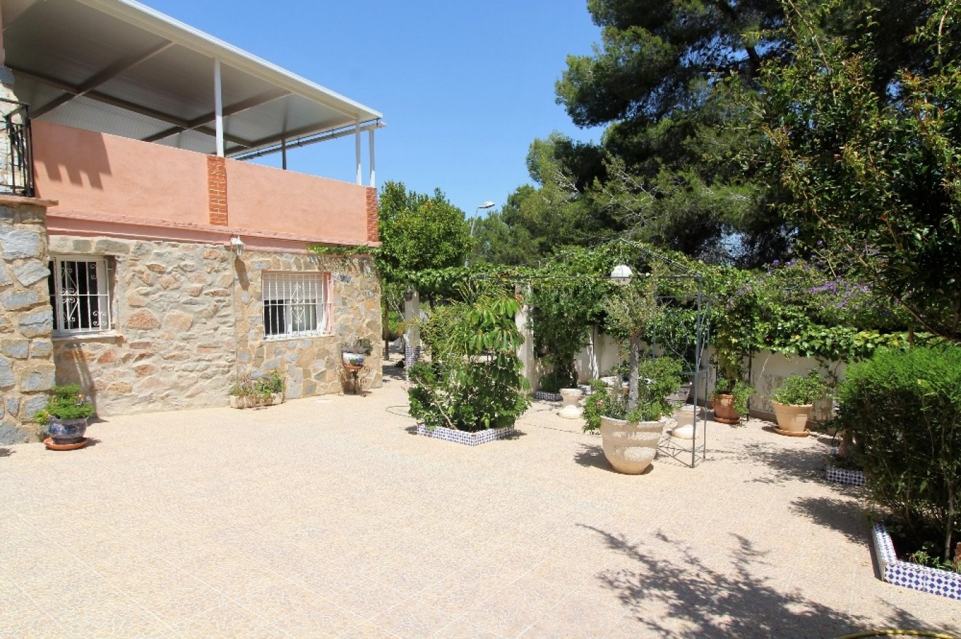 INDEPENDENT VILLA, 5 BEDROOMS, LARGE GARDEN WITH POOL + ACCOMMODATION (independent)