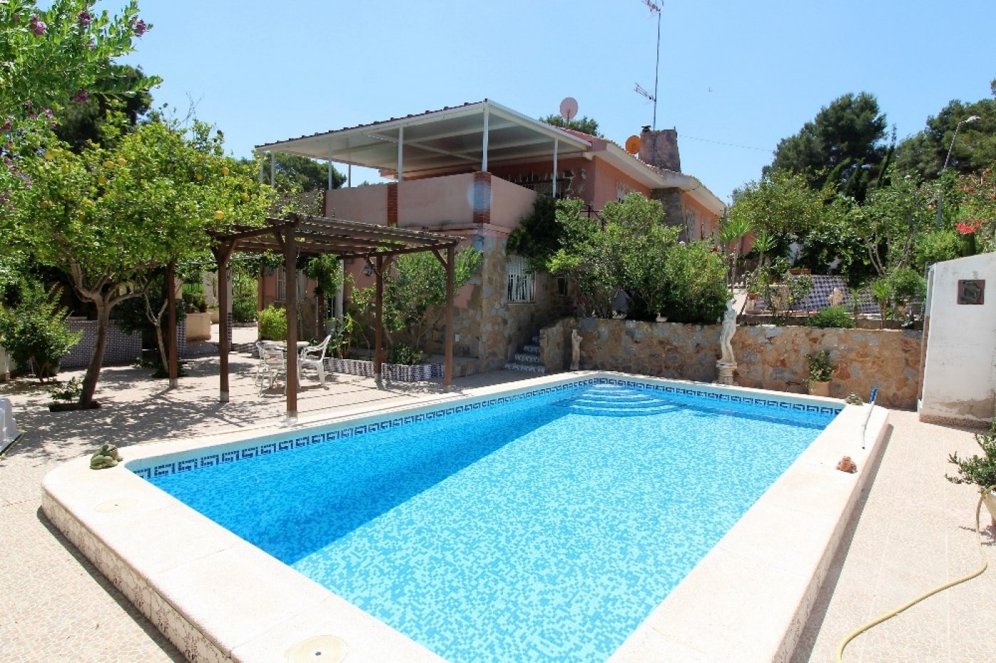 VILLA INDIPENDENTE, 5 CAMERE, AMPIO GIARDINO CON PISCINA + ALLOGGIO (indipendente)