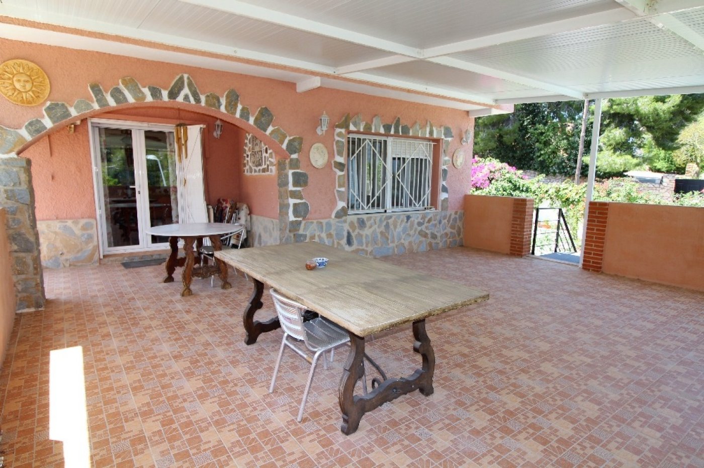 INDEPENDENT VILLA, 5 BEDROOMS, LARGE GARDEN WITH POOL + ACCOMMODATION (independent)