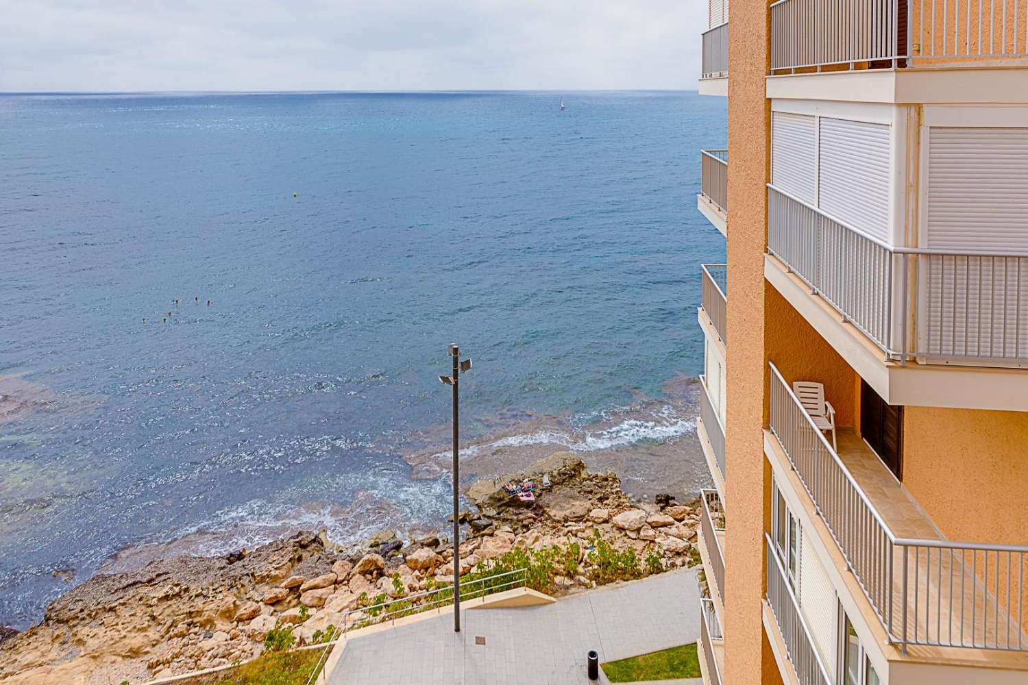 Apartamento de 3 dormitorios con vistas al mar en Torrevieja (playa Del Cura)