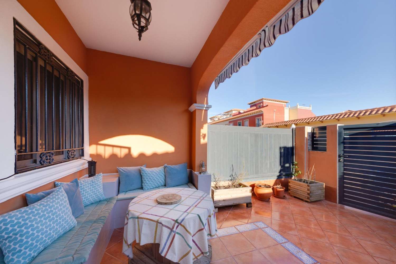 FULLY RENOVATED 2 BEDROOM HOUSE WITH GARDEN, SOLARIUM AND POOL IN TORREVIEJA