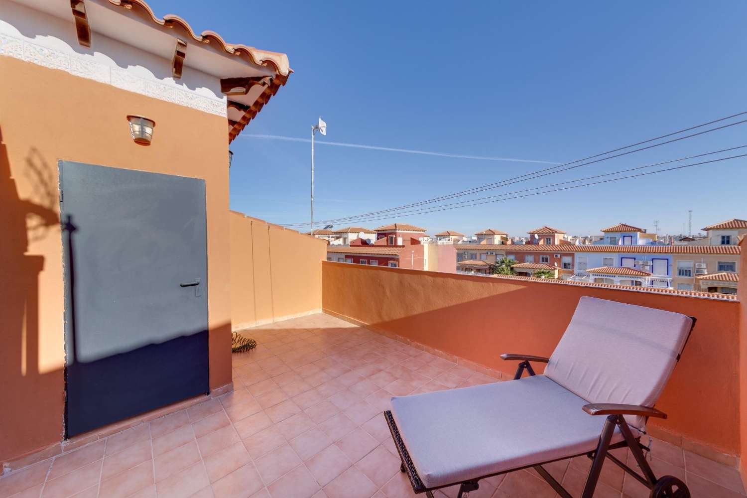 FULLY RENOVATED 2 BEDROOM HOUSE WITH GARDEN, SOLARIUM AND POOL IN TORREVIEJA