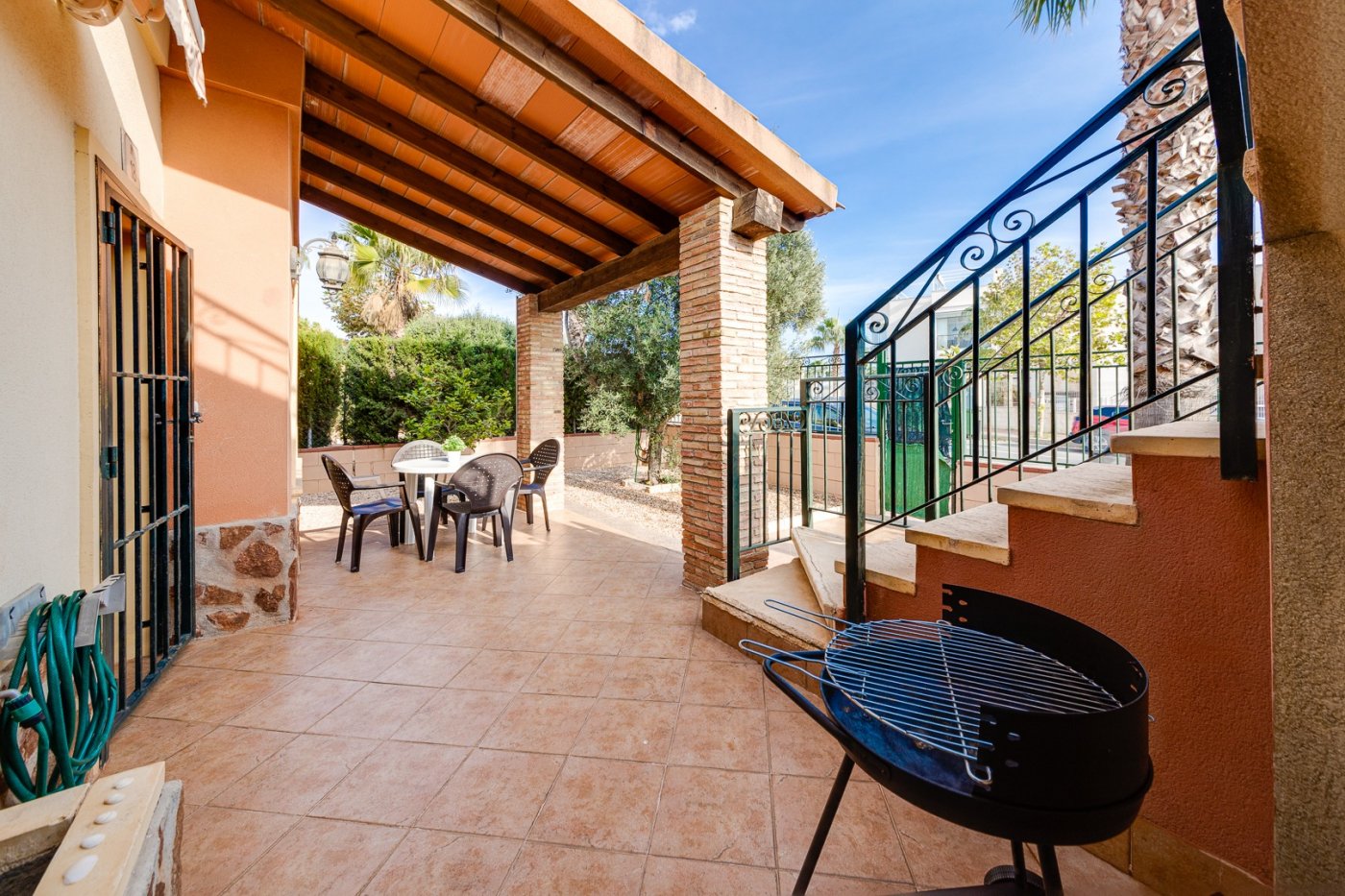 CASA SEMI INDEPENDIENTE DE 2 DORMITORIOS CON PISCINA Y PLAZA DE PARKING EN AGUAS NUEVAS TORREVIEJA