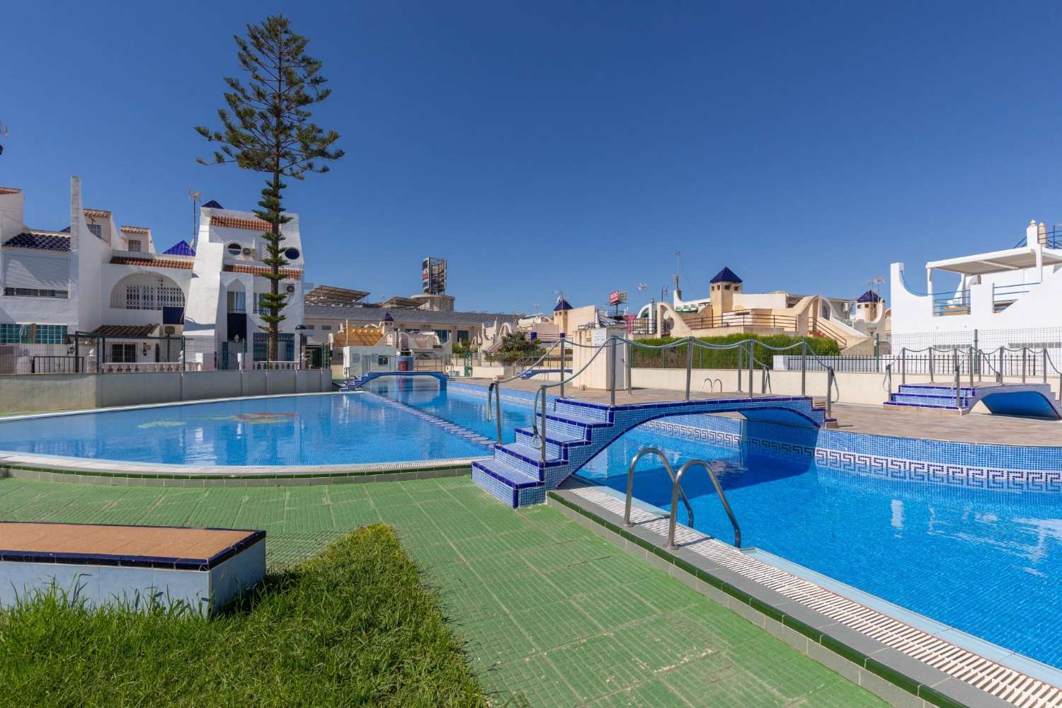 Bungalow de 4 dormitorios - Torrevieja (zona cruce de caminos)