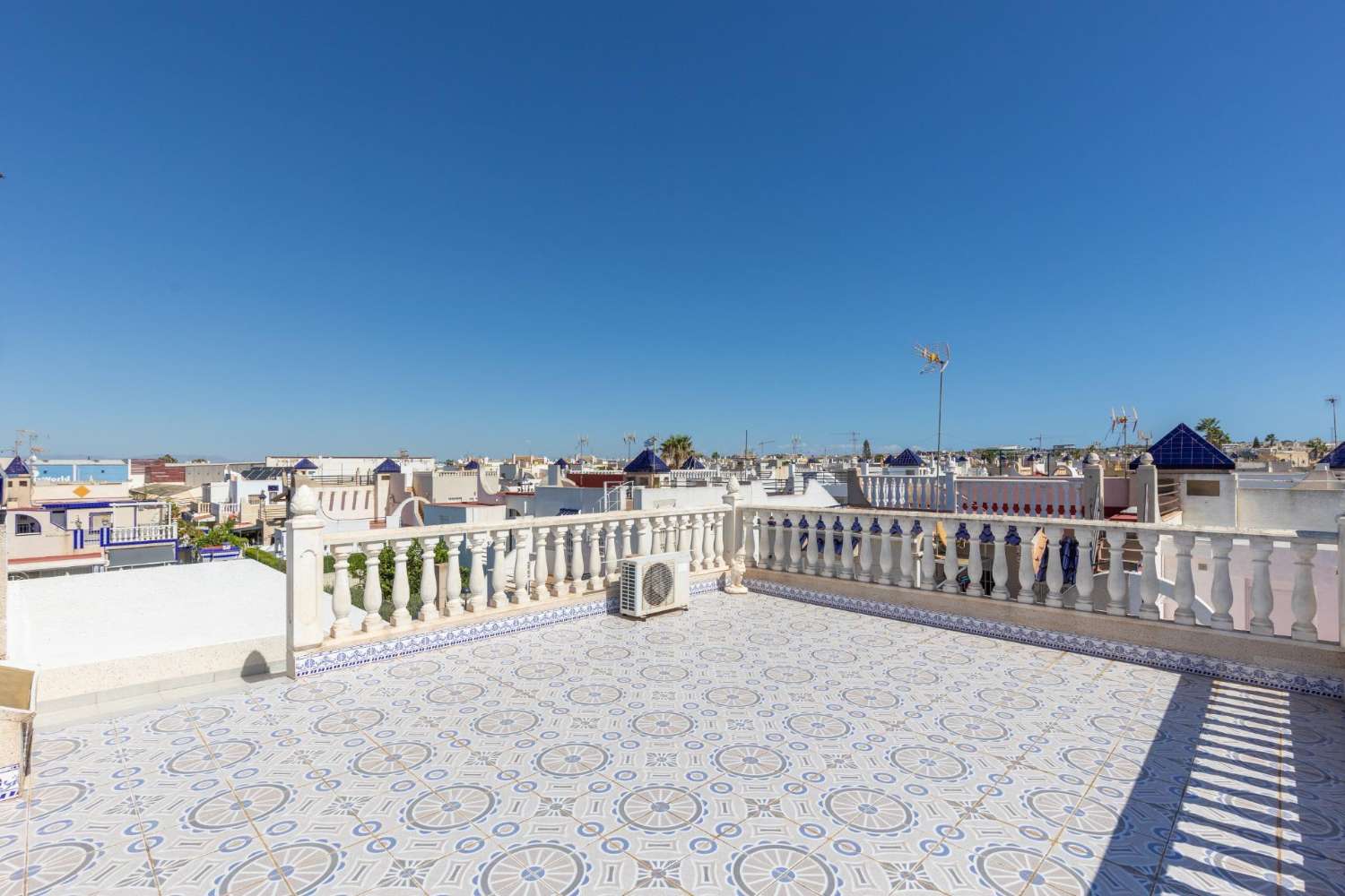 Bungalow de 4 dormitorios - Torrevieja (zona cruce de caminos)