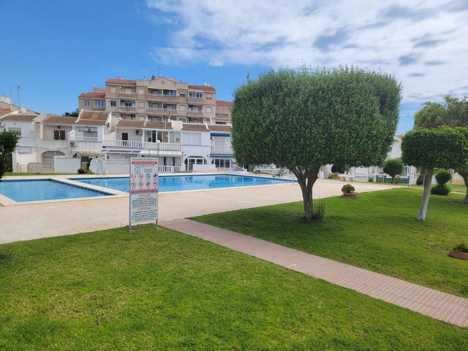 Da ristrutturare, appartamento su 2 piani, 2 camere da letto, 2 bagni, solarium e piscina, a Calas Blancas