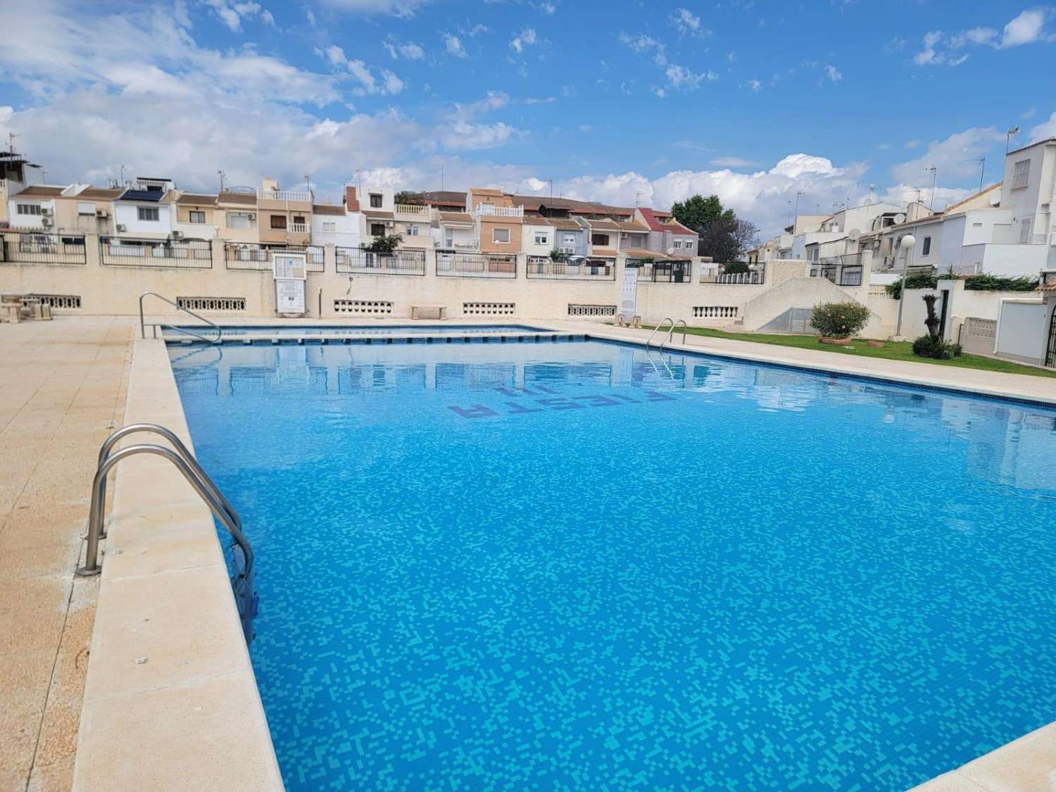 Da ristrutturare, appartamento su 2 piani, 2 camere da letto, 2 bagni, solarium e piscina, a Calas Blancas