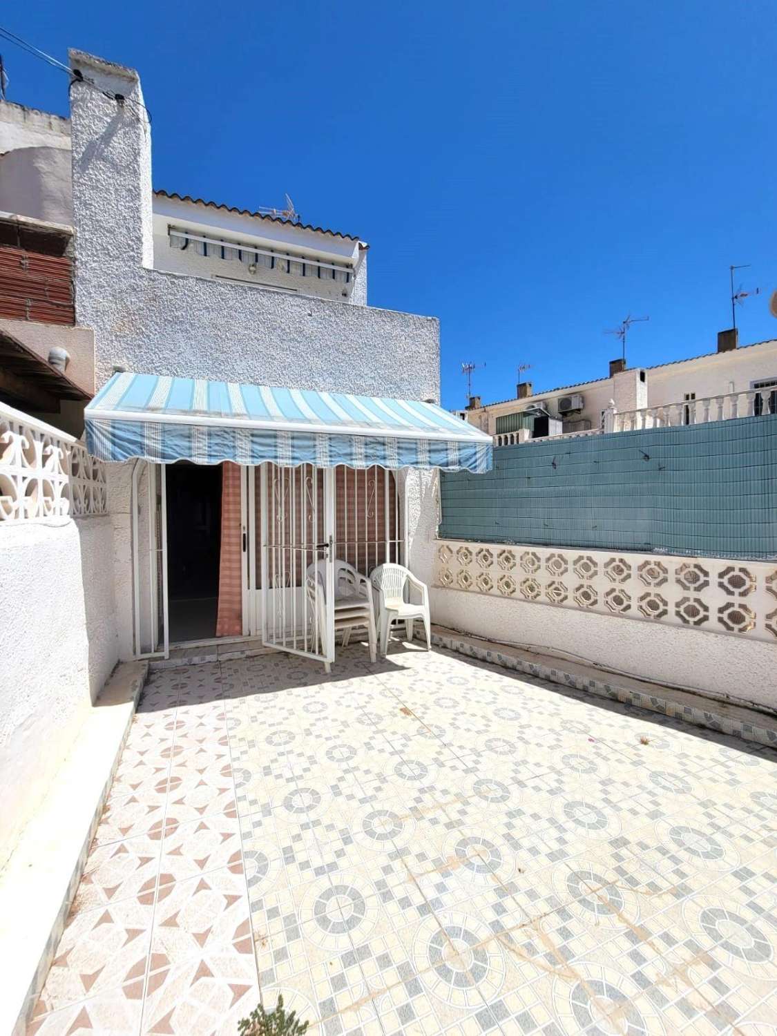 Da ristrutturare, appartamento su 2 piani, 2 camere da letto, 2 bagni, solarium e piscina, a Calas Blancas