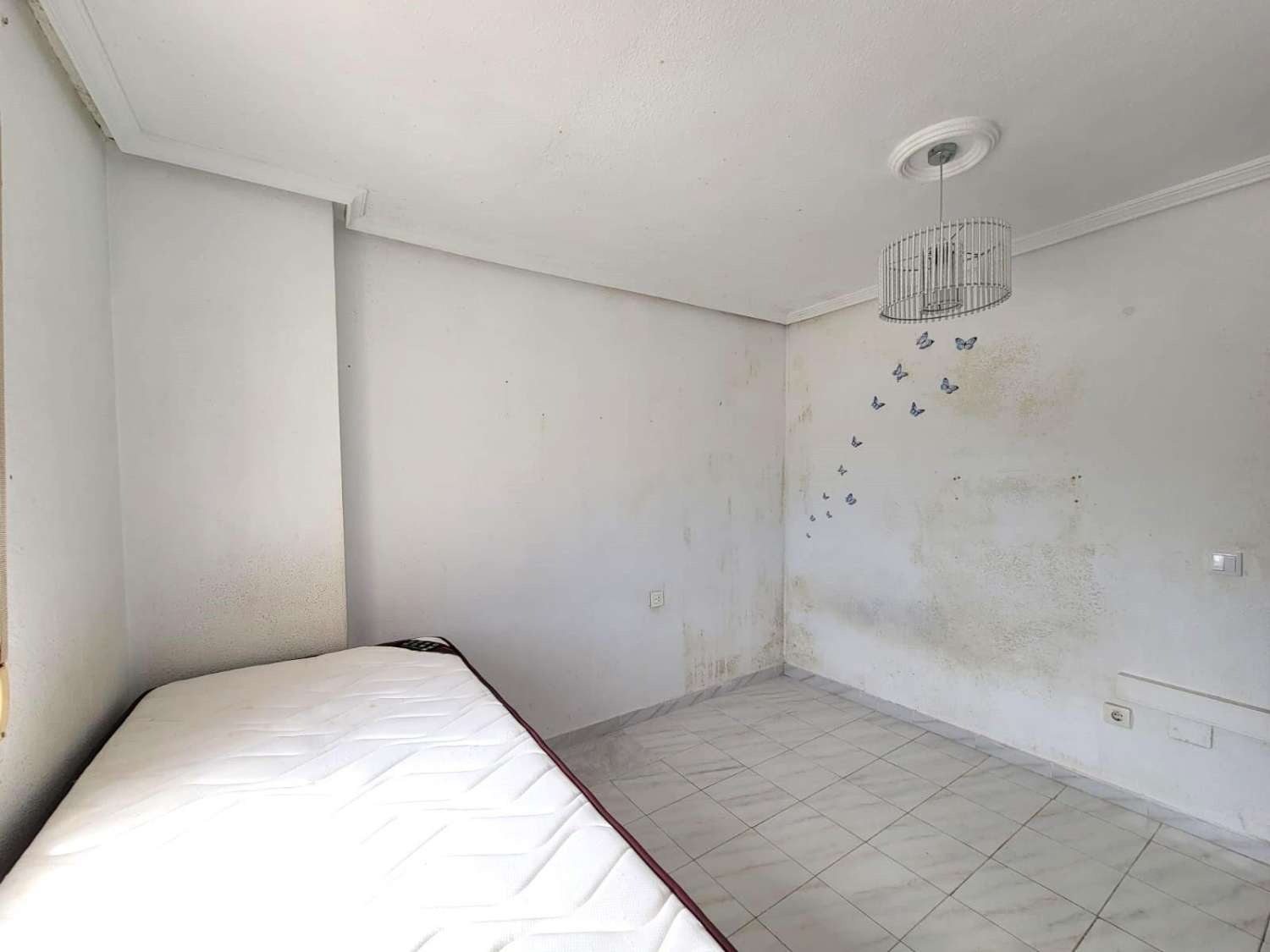 Da ristrutturare, appartamento su 2 piani, 2 camere da letto, 2 bagni, solarium e piscina, a Calas Blancas