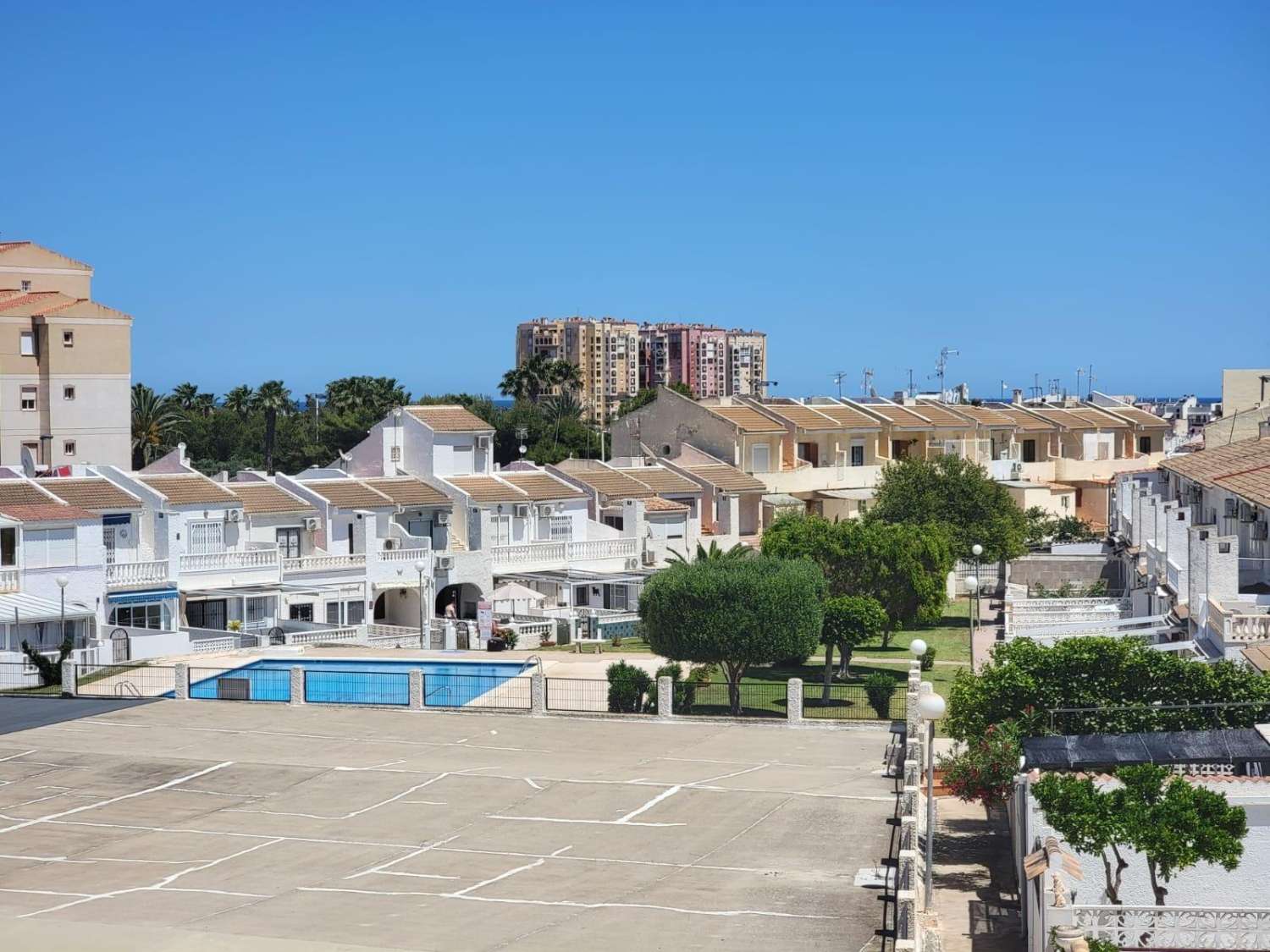 Da ristrutturare, appartamento su 2 piani, 2 camere da letto, 2 bagni, solarium e piscina, a Calas Blancas