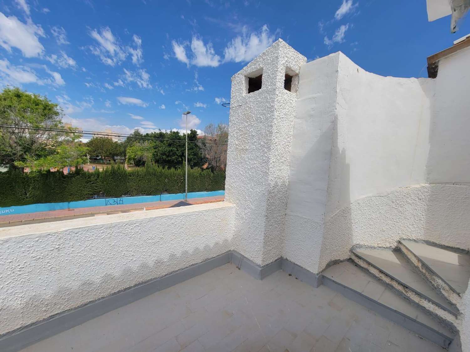 Da ristrutturare, appartamento su 2 piani, 2 camere da letto, 2 bagni, solarium e piscina, a Calas Blancas