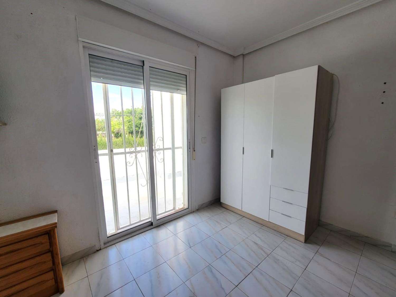 Da ristrutturare, appartamento su 2 piani, 2 camere da letto, 2 bagni, solarium e piscina, a Calas Blancas