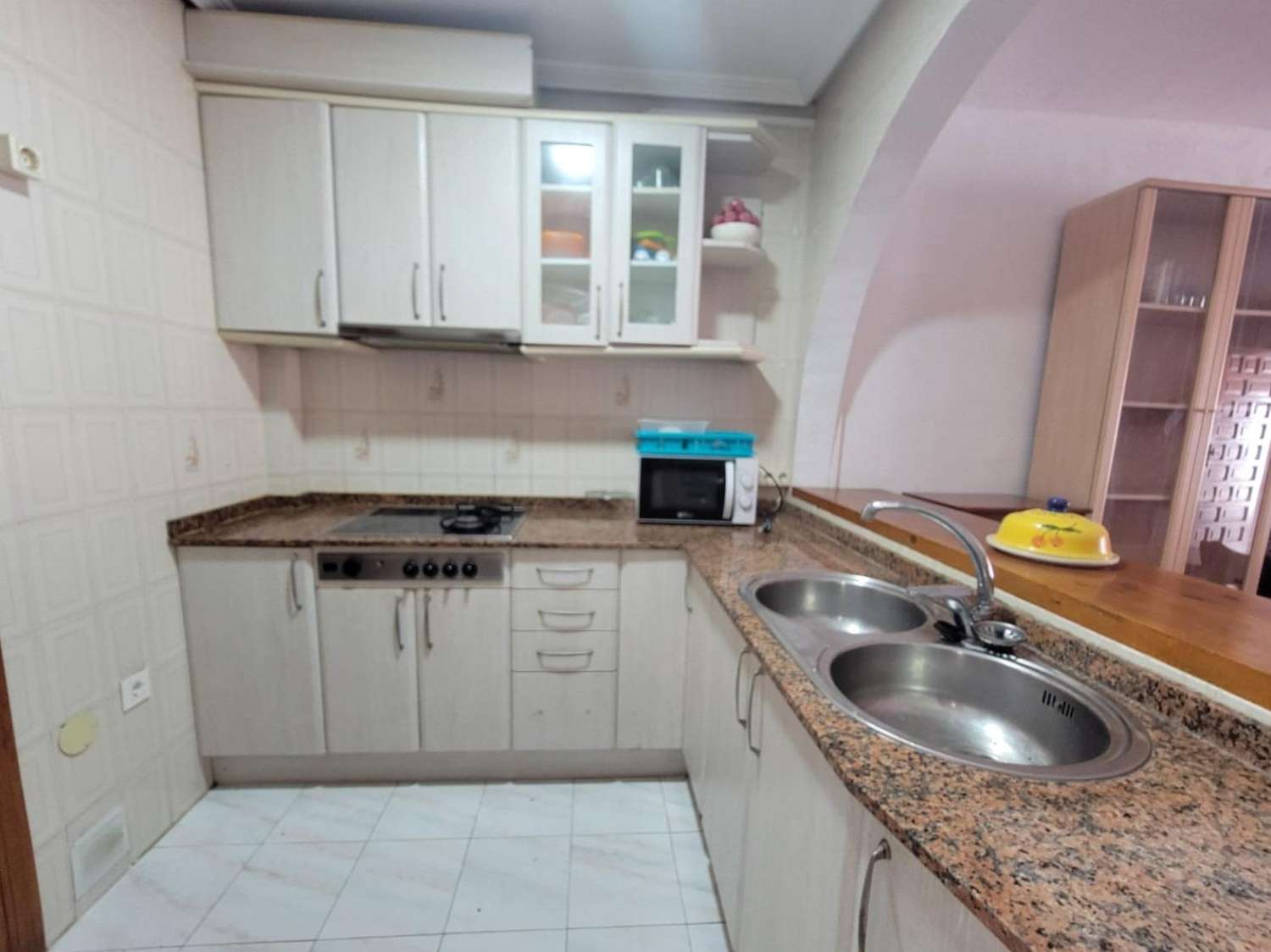 Da ristrutturare, appartamento su 2 piani, 2 camere da letto, 2 bagni, solarium e piscina, a Calas Blancas