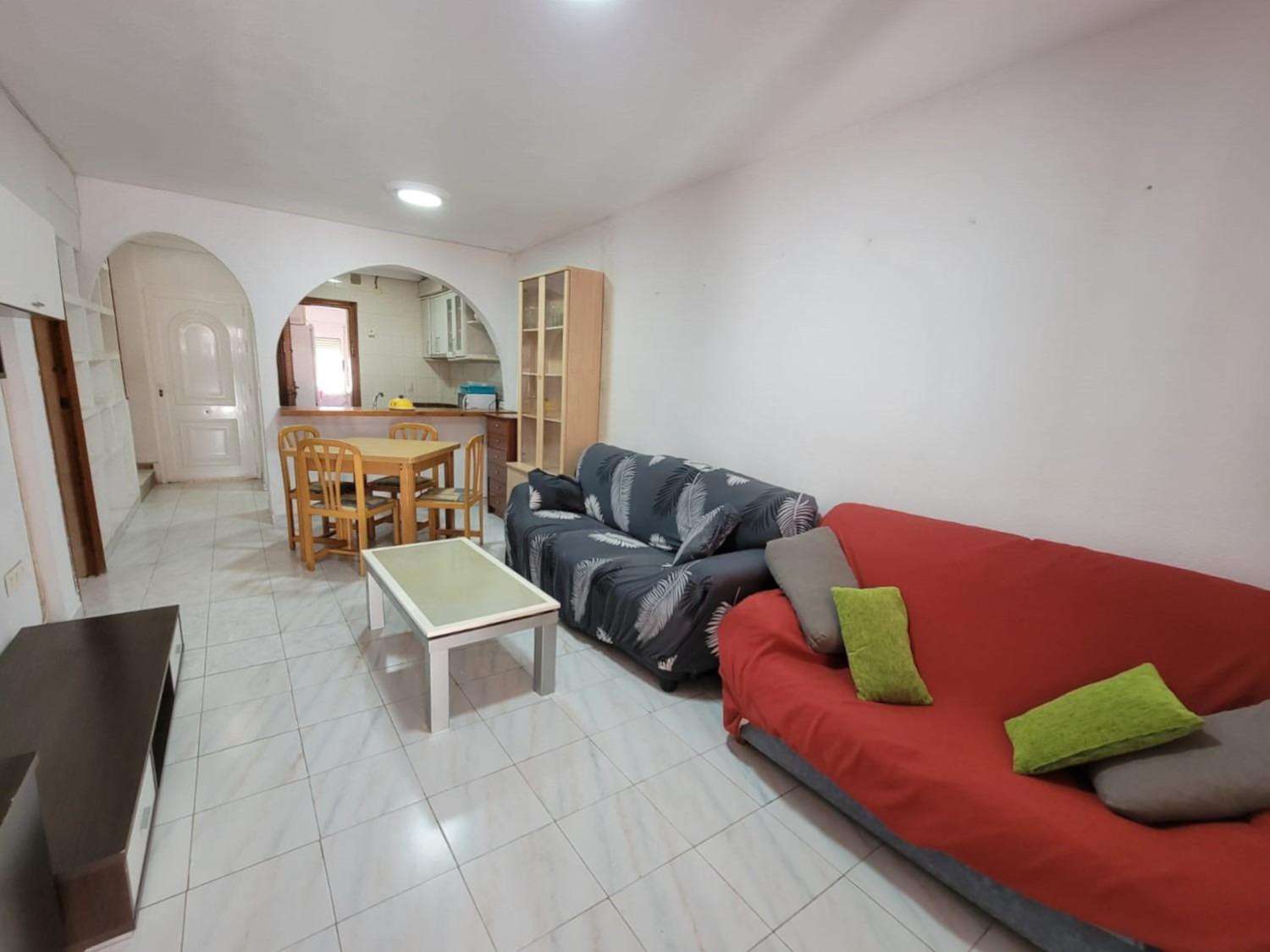 Da ristrutturare, appartamento su 2 piani, 2 camere da letto, 2 bagni, solarium e piscina, a Calas Blancas
