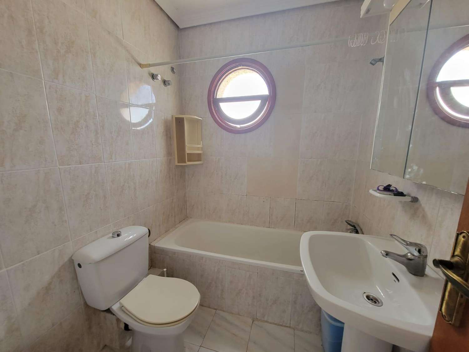 Da ristrutturare, appartamento su 2 piani, 2 camere da letto, 2 bagni, solarium e piscina, a Calas Blancas