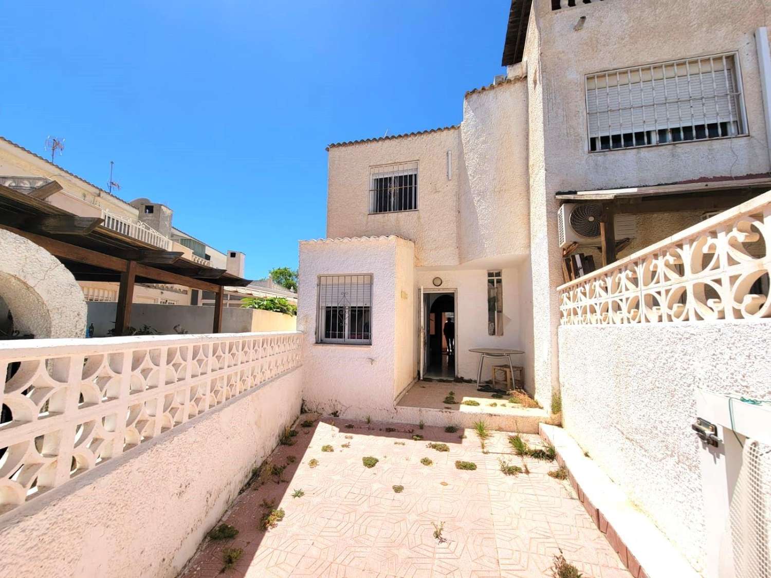 Da ristrutturare, appartamento su 2 piani, 2 camere da letto, 2 bagni, solarium e piscina, a Calas Blancas