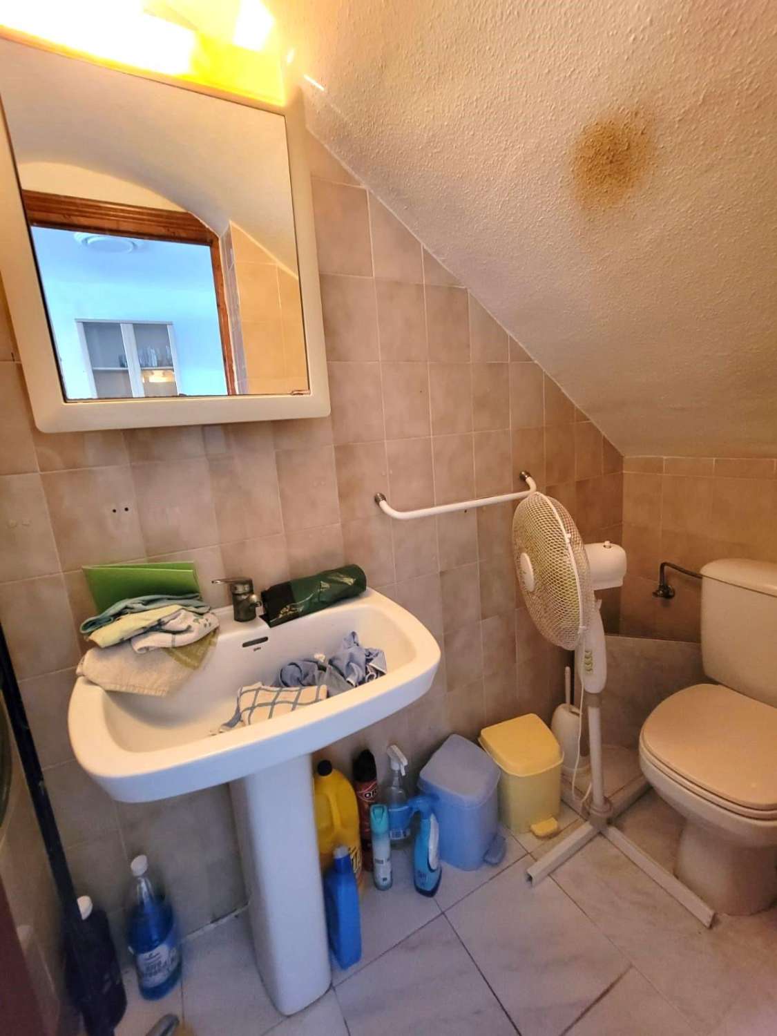 Da ristrutturare, appartamento su 2 piani, 2 camere da letto, 2 bagni, solarium e piscina, a Calas Blancas