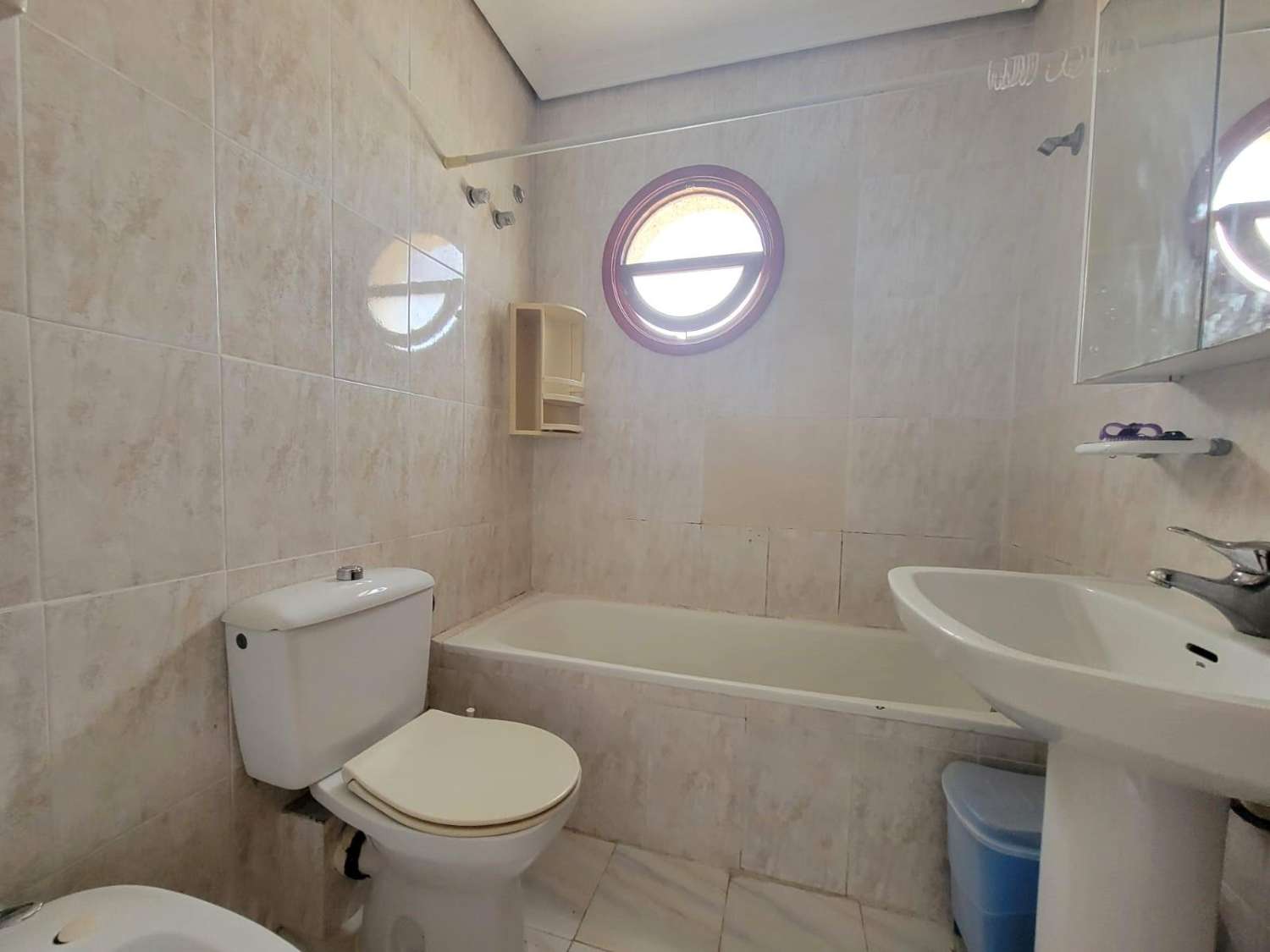 Da ristrutturare, appartamento su 2 piani, 2 camere da letto, 2 bagni, solarium e piscina, a Calas Blancas