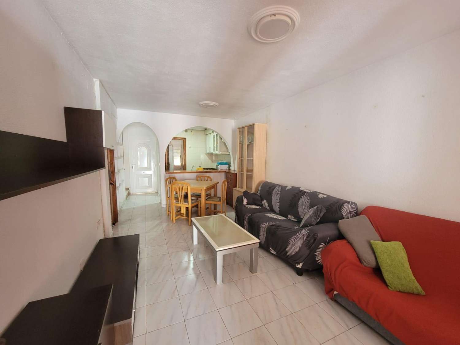 Da ristrutturare, appartamento su 2 piani, 2 camere da letto, 2 bagni, solarium e piscina, a Calas Blancas