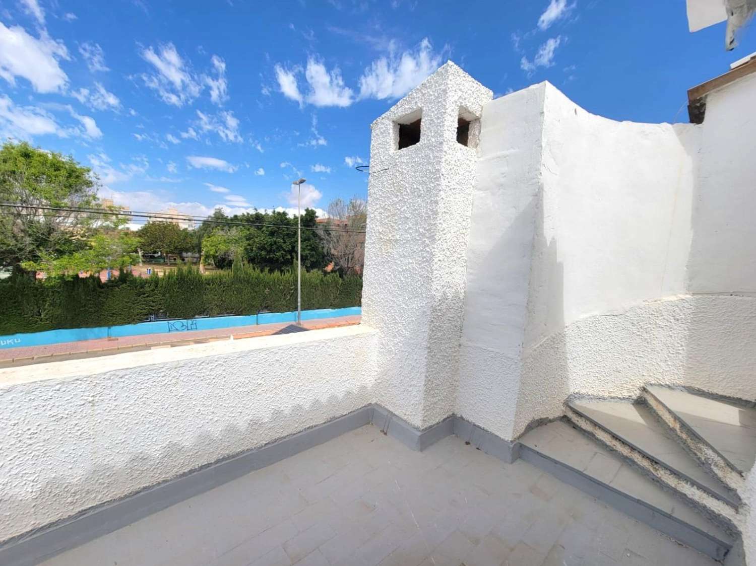 Da ristrutturare, appartamento su 2 piani, 2 camere da letto, 2 bagni, solarium e piscina, a Calas Blancas