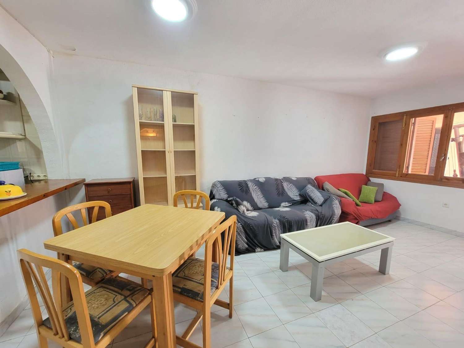 Da ristrutturare, appartamento su 2 piani, 2 camere da letto, 2 bagni, solarium e piscina, a Calas Blancas