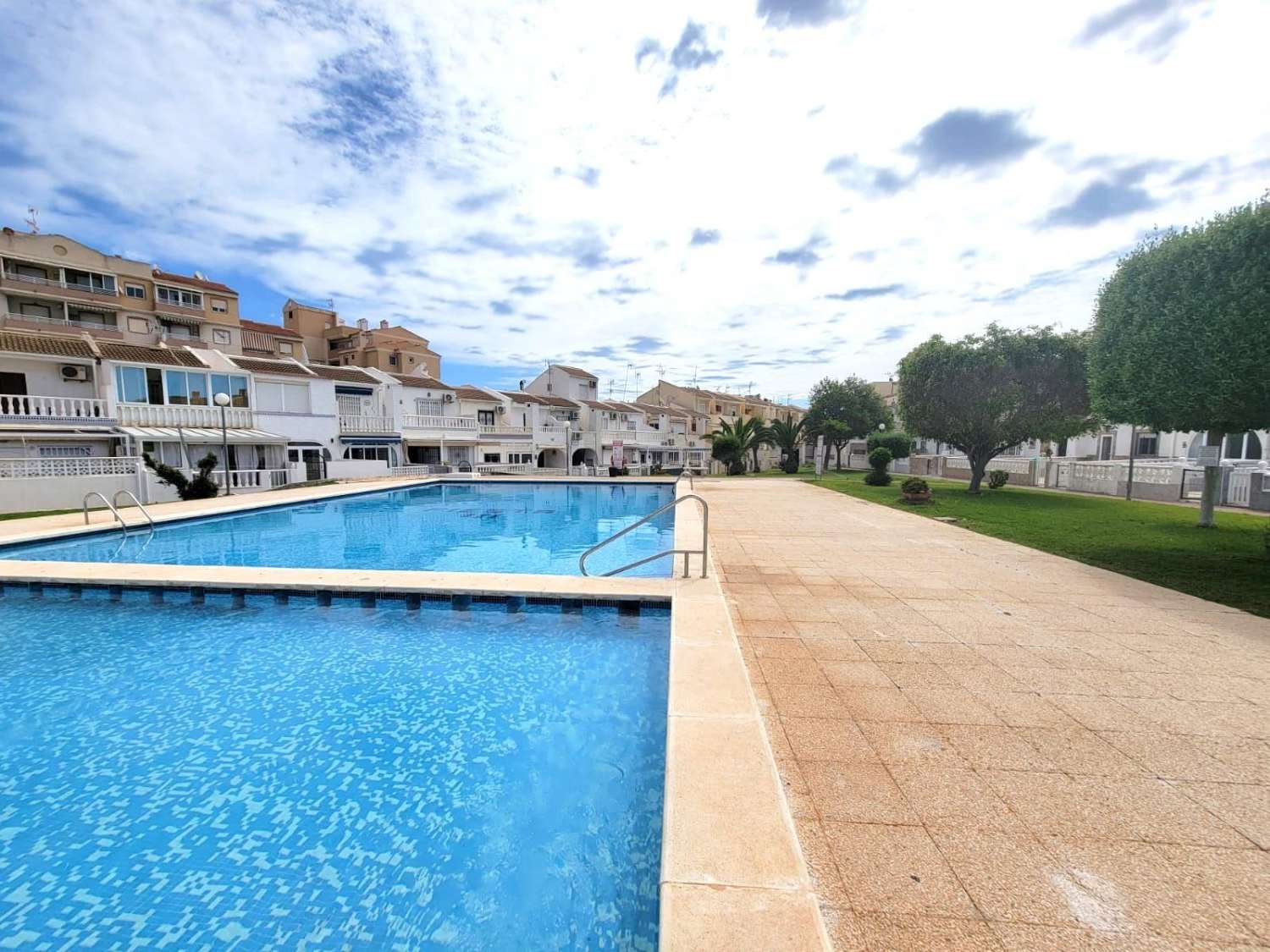 Da ristrutturare, appartamento su 2 piani, 2 camere da letto, 2 bagni, solarium e piscina, a Calas Blancas