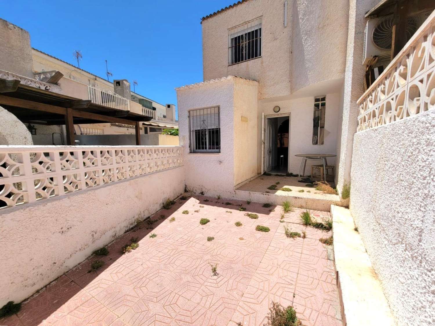 Da ristrutturare, appartamento su 2 piani, 2 camere da letto, 2 bagni, solarium e piscina, a Calas Blancas