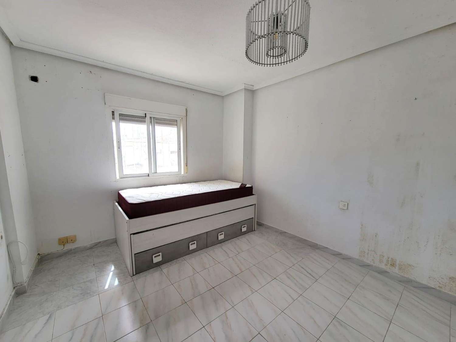 Da ristrutturare, appartamento su 2 piani, 2 camere da letto, 2 bagni, solarium e piscina, a Calas Blancas