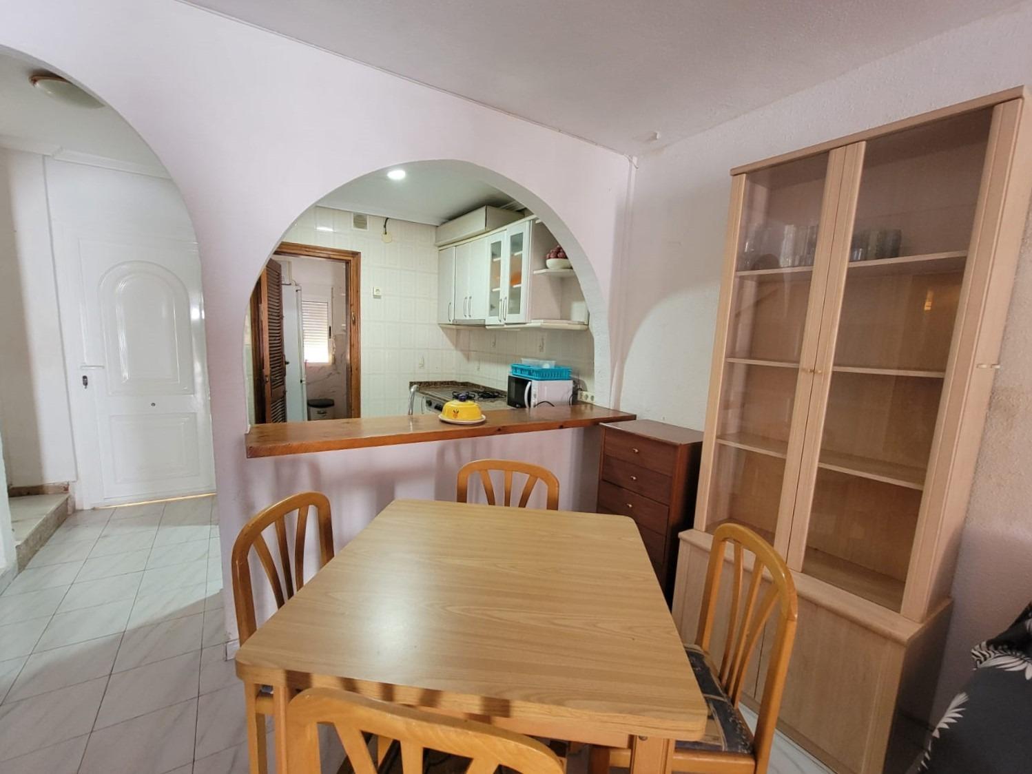 Da ristrutturare, appartamento su 2 piani, 2 camere da letto, 2 bagni, solarium e piscina, a Calas Blancas