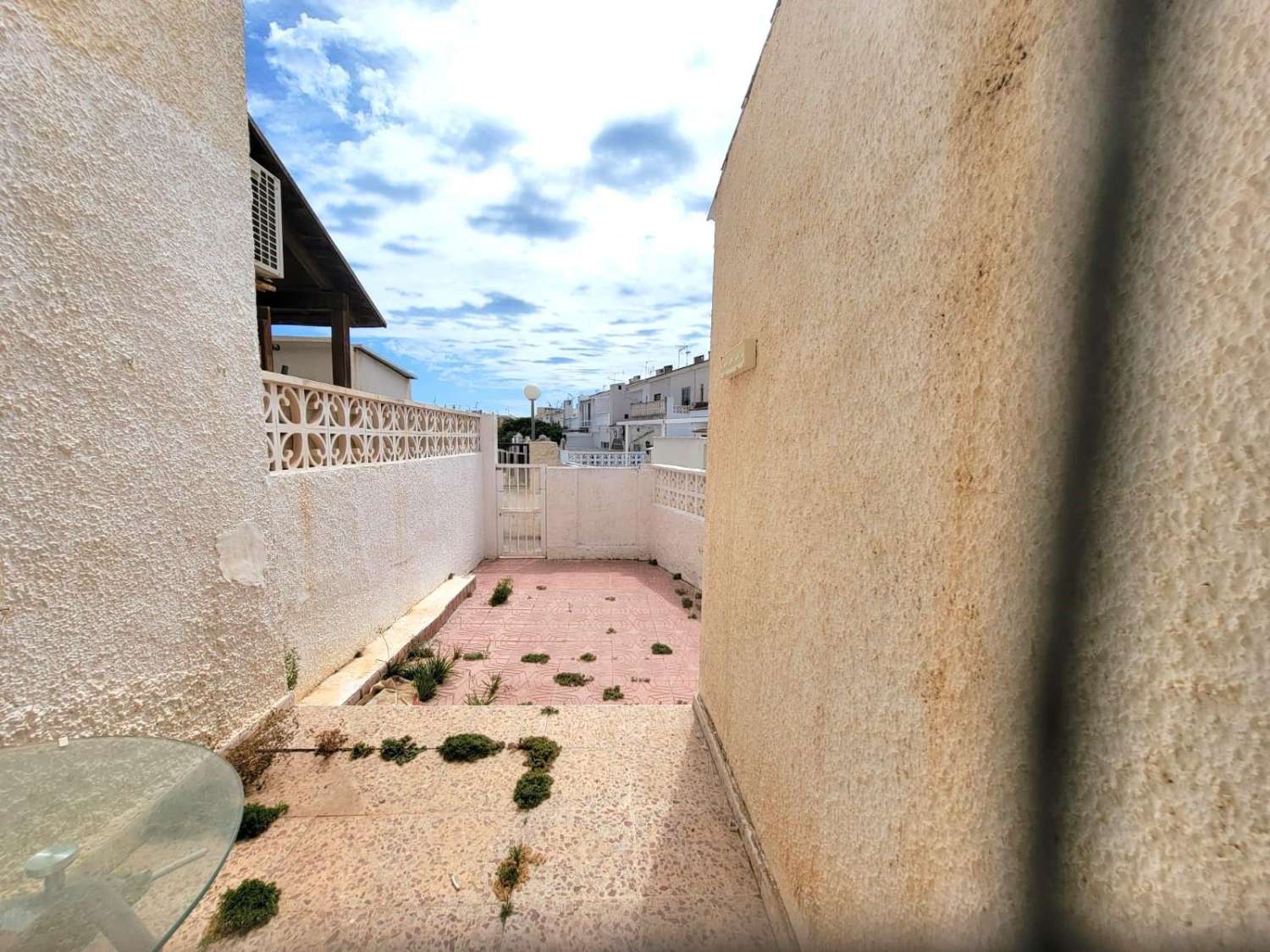 Da ristrutturare, appartamento su 2 piani, 2 camere da letto, 2 bagni, solarium e piscina, a Calas Blancas
